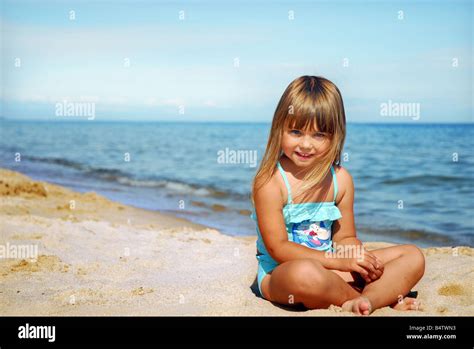 teens am fkk|Süße Junge Mädchen Am Strand Blick In Die Kamera Und Spaß.